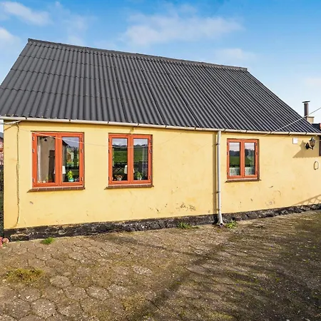 3 Bedroom Awesome In Hébergement de vacances *